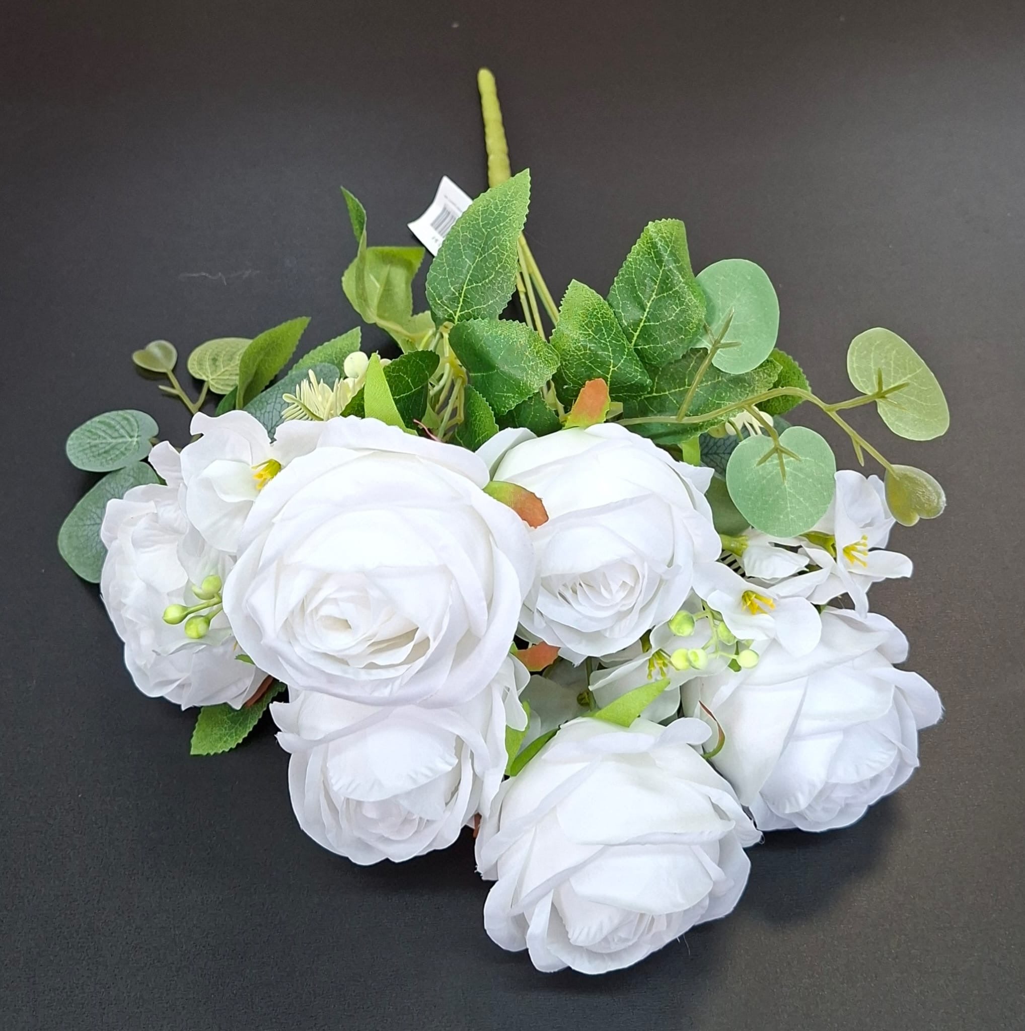 Buchet artificial cu trandafiri albi și verdeață – 42cm